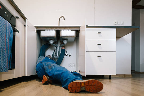 Professional Emergency Plumber technician working in Castle Point, MO